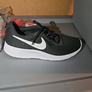 Nike Tanjun Right Sneaker ONLY Black & White Running Shoes 9.5